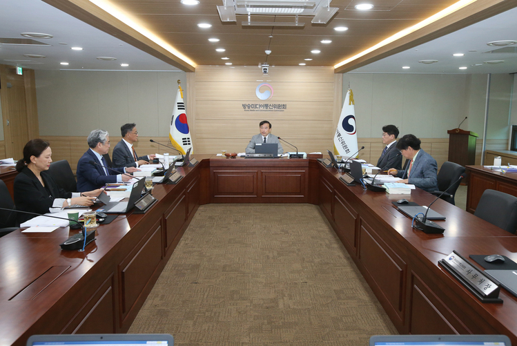 김종철 방송미디어통신위원장(가운데)이 15일 정부과천청사에서 '2026년 제10차 전체회의'를 진행하고 있다.