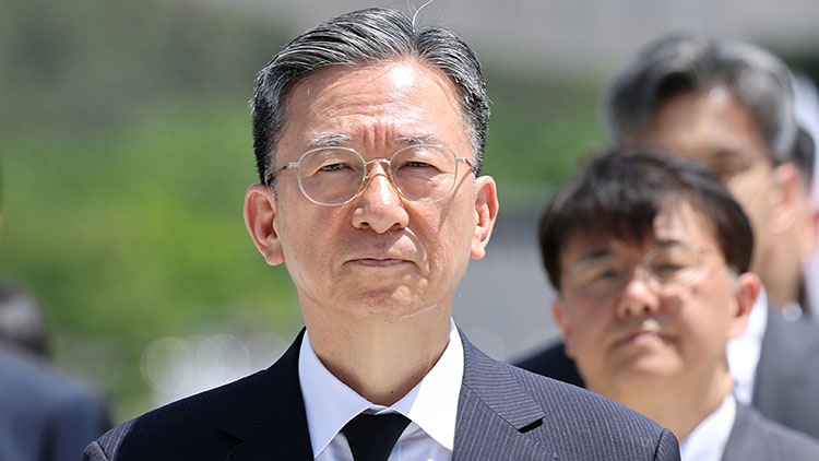 정성호 법무부 장관이 검찰 고위 간부들과 함께 15일 광주 북구 운정동 국립5·18민주묘지를 찾아 참배하고 있다.  /연합뉴스