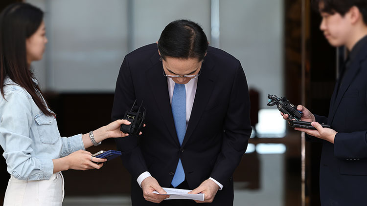 일본 출장을 마치고 급거 귀국한 이재용 삼성전자 회장이 16일 서울 김포비즈니스항공센터(SGBAC)에서 머리 숙여 사죄 인사를 하고 있다. /연합뉴스