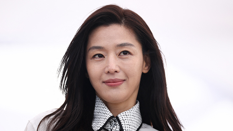 배우 전지현이 15일(현지시간) 프랑스 칸에서 열린 제79회 칸 영화제 미드나잇 스크리닝의 일환으로 상영된 영화 '군체'(콜로니-군체) 포토콜에서 포즈를 취하고 있다. /REUTERS=연합뉴스
