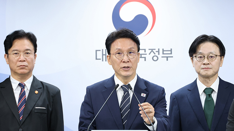 김민석 국무총리가 17일 서울 종로구 정부서울청사에서  삼성전자 파업 관련 대국민 담화를 하고 있다. 왼쪽부터 김영훈 고용노동부 장관, 김민석 국무총리, 김정관 산업통상부 장관 /연합뉴스