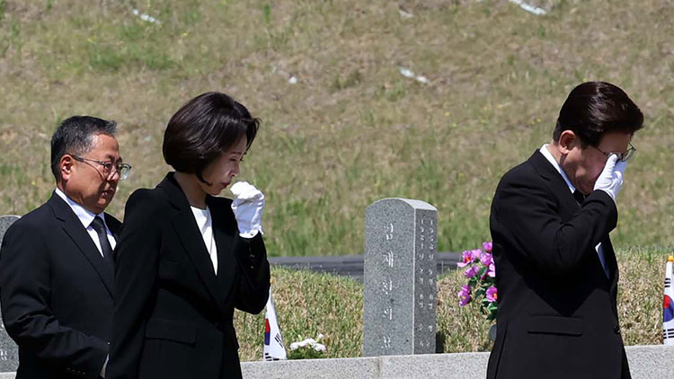 이재명 대통령과 김혜경 여사가 18일 광주 북구 5·18민주묘지 묘역을 둘러보고 있다. /청와대통신사진기자단