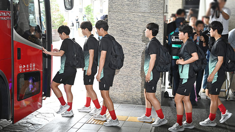 아시아축구연맹(AFC) 여자 챔피언스리그(AWCL) 4강 토너먼트에 출전하는 내고향여자축구단이 18일 훈련장으로 이동하기 위해 경기도 수원시 한 호텔에서 나오고 있다. /연합뉴스