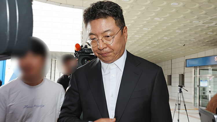 스타벅스 코리아가 5·18폄훼 이벤트로 물의를 빚고 있는 가운데 김수완 이마트그룹 총괄부사장이 19일 광주 서구 쌍촌동 5·18기념문화센터를 찾아 5·18 단체와 면담을 시도했지만 무산된 뒤 이동하고 있다. /연합뉴스
