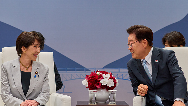 이재명 대통령과 다카이치 사나에 일본 총리가 19일 경북 안동 한 호텔에서 소인수 정상회담을 하고 있다. /청와대 제공