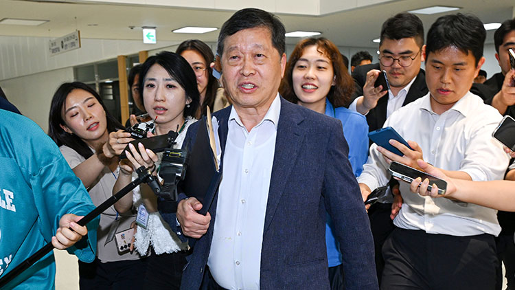 박수근 중앙노동위원장이 19일 정부세종청사 중앙노동위원회에서 열린 삼성전자 2차 사후조정 2일차 회의에 들어가고 있다. /연합뉴스