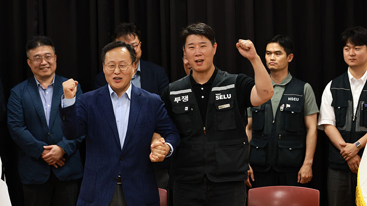 지난 20일 경기도 수원시 장안구 경기고용노동청에서 열린 삼성전자 임금협상을 마친 후 여명구 삼성전자 DS(디바이스솔루션·반도체 사업 담당) 피플팀장과 최승호 삼성그룹 초기업노동조합 삼성전자지부 위원장이 잠정 합의안에 서명한 후 손을 맞잡고 있다. /공동취재