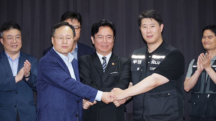 20일 경기도 수원시 장안구 경기고용노동청에서 열린 삼성전자 임금협상을 마친 후 여명구 삼성전자 DS(디바이스솔루션·반도체 사업 담당) 피플팀장과 최승호 삼성그룹 초기업노동조합 삼성전자지부 위원장이 잠정 합의안에 서명한 후 김영환 고용노동부 장관과 손을 맞잡고 있다. /연합뉴스