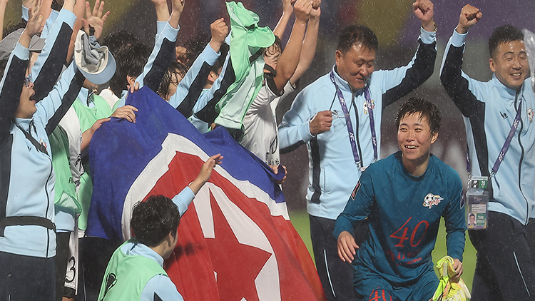 수원 감독 "경기 내내 속상"…치우친 北 응원, 실축에 환호까지