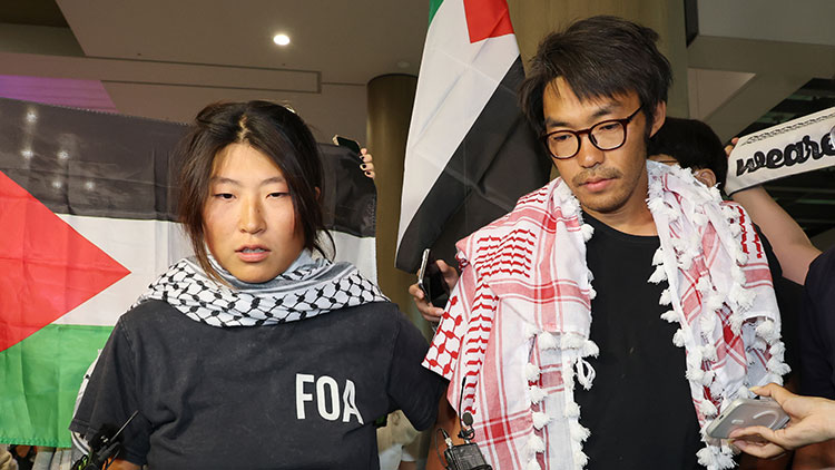 가자지구행 구호선에 탑승했다가 이스라엘군에 나포됐던 활동가 김아현씨와 김동현씨가 22일 인천국제공항에 도착해 취재진의 질문에 답하고 있다.  /연합뉴스