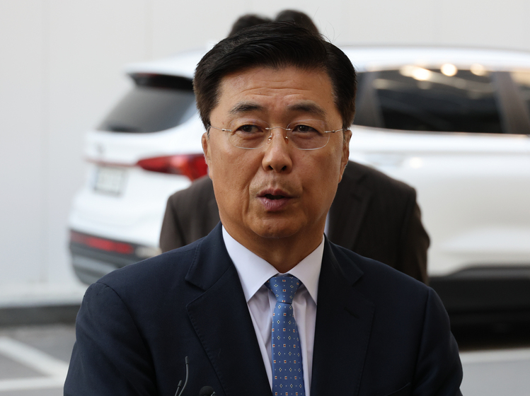 홍장원 전 국가정보원 1차장이 22일 '계엄 정당화 메시지 전달' 의혹과 관련해 피의자 신분으로 조사를 받기위해 과천 권창영 2차 종합 특별검사팀으로 출석하며 기자의 질문에 답하고 있다. /연합뉴스