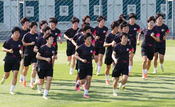 아시아축구연맹(AFC) 여자 챔피언스리그(AWCL) 결승에 진출한 내고향여자축구단 선수들이 지난 22일 경기도 수원월드컵경기장 보조경기장에서 훈련하고 있다. /연합뉴스 

