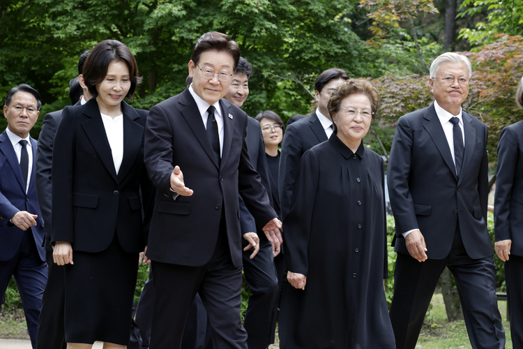 이재명 대통령 부부, 권양숙 여사, 문재인 전 대통령이 23일 경남 김해 봉하마을에서 열린 고 노무현 전 대통령 서거 17주기 추도식에 입장하고 있다. /대통령실통신사진기자단