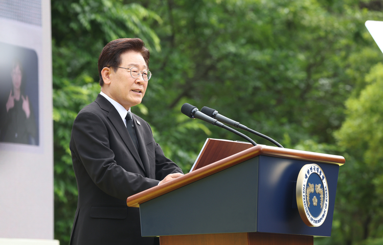 이재명 대통령이 23일 경남 김해 봉하마을에서 열린 고 노무현 전 대통령 서거 17주기 추도식에서 추도사를 하고 있다.  /대통령실통신사진기자단