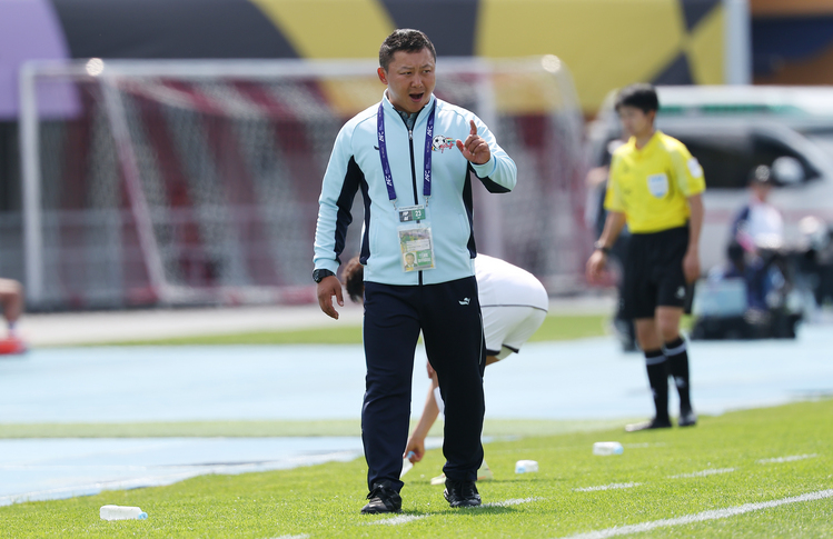 23일 수원 장안구 수원종합운동장에서 열린 아시아축구연맹(AFC) 여자 챔피언스리그(AWCL) 결승 내고향여자축구단과 도쿄 베르디 벨레자의 경기.내고향 리유일 감독이 작전 지시를 하고 있다.  /연합뉴스 