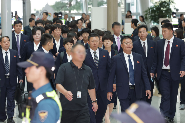 2025-2026시즌 아시아축구연맹(AFC) 여자 챔피언스리그 결승전에서 승리한 내고향여자축구단 선수들이 24일 인천국제공항을 통해 출국하고 있다.  /공동취재 