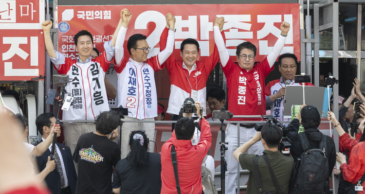 국민의힘 장동혁 상임선거대책위원장이 24일 인천광역시 연수구 옥련시장 입구 사거리에서 열린 유세에 참석해 연수갑 보궐선거 출마한 박종진 후보와 이재호 연수구청장 후보와 손을 들어 인사하고 있다. /연합뉴스 