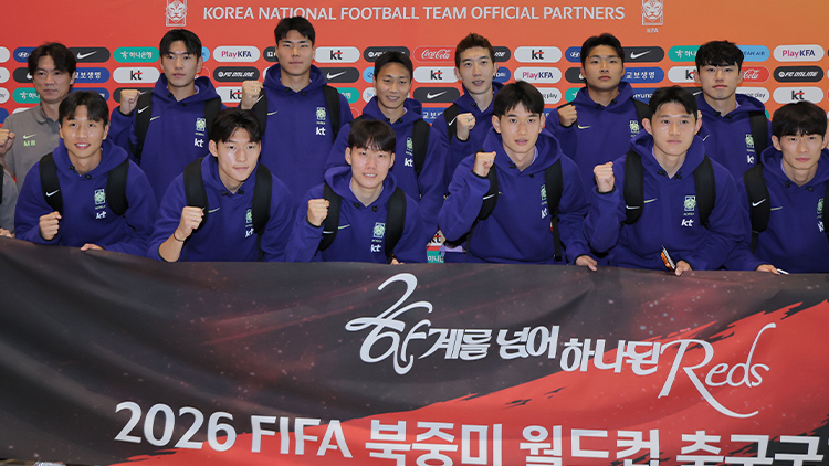 2026 북중미 월드컵에 출전하는 축구 국가대표팀 선수들이 지난 18일 사전 훈련 캠프가 차려지는 미국 유타주 솔트레이크시티로 출국하기 전 인천국제공항 제2여객터미널에서 기념촬영을 하고 있다. /연합뉴스