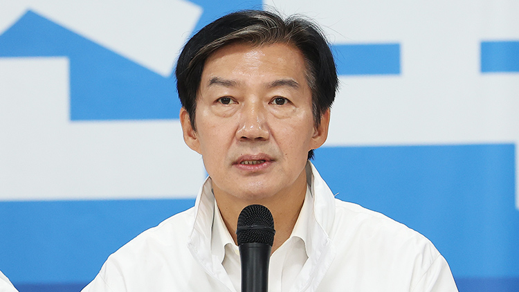 경기 평택을 국회의원 재선거에 출마한 조국혁신당 조국 후보 겸 상임선거대책위원장이 25일 경기도 평택시 선거사무소에서 열린 중앙선거대책위원회 회의에서 발언하고 있다. /연합뉴스