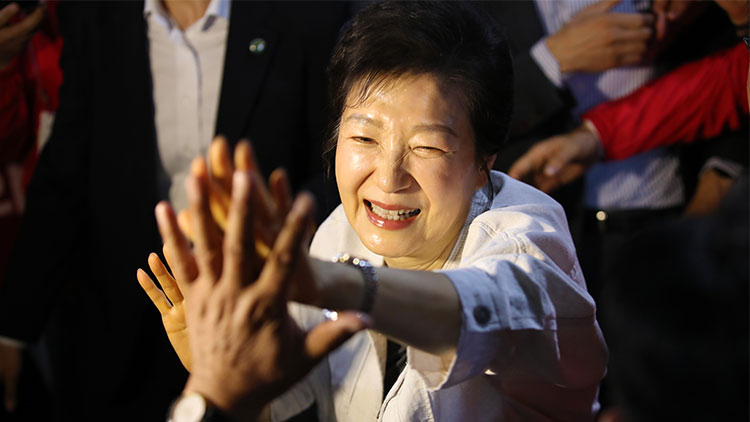 박근혜 전 대통령이 지난 25일 대전 서구 이장우 국민의힘 대전시장 후보 선거사무소를 방문하고 있다. /연합뉴스