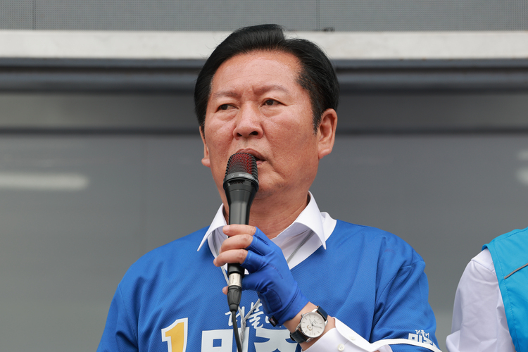 더불어민주당 정청래 총괄상임선거대책위원장이 26일 충북 제천시 내토전통시장 인근에서 민주당 이상천 제천시장 후보 지원 유세를 하며 서울에서 발생한 서소문 고가 붕괴 사고를 언급하고 있다.  /연합뉴스 