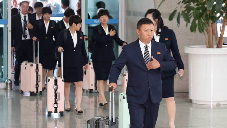 2025-2026시즌 아시아축구연맹(AFC) 여자 챔피언스리그 결승전에서 승리한 내고향여자축구단 선수들이 24일 출국을 위해 인천국제공항에 도착하고 있다. /연합뉴스