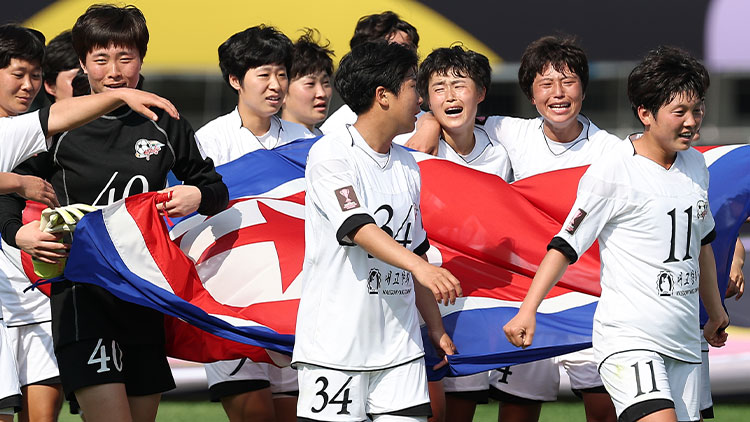 23일 수원 장안구 수원종합운동장에서 열린 아시아축구연맹(AFC) 여자 챔피언스리그(AWCL) 결승 내고향여자축구단과 도쿄 베르디 벨레자의 경기. 우승한 내고향 선수들이 인공기를 펼친 뒤 그라운드를 돌고 있다. /연합뉴스