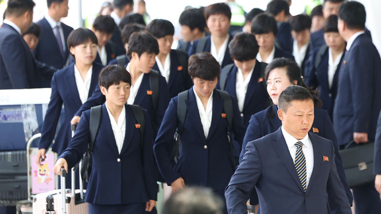 2025-2026시즌 아시아축구연맹(AFC) 여자 챔피언스리그 결승전에서 승리한 내고향여자축구단 선수들이 24일 출국을 위해 인천국제공항에 도착하고 있다. /연합뉴스
