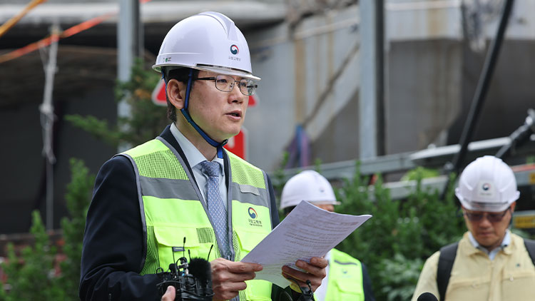김태병 국토교통부 철도국장이 27일 서울 서대문구 서소문 고가차도 붕괴 사고 현장 앞에서 브리핑을 하고 있다. /연합뉴스