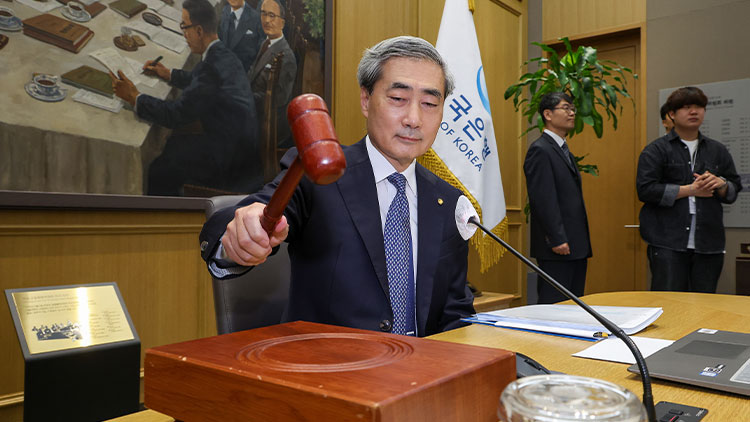 신현송 한국은행 총재가 28일 서울 중구 한국은행에서 열린 금융통화위원회 본회의에 참석해 의사봉을 두드리고 있다. /연합뉴스