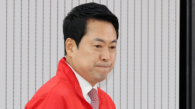 국민의힘 장동혁 상임선거대책위원장이 지난 27일 서울 여의도 중앙당사에서 열린 중앙선거대책위원회의에 입장하고 있다. /연합뉴스