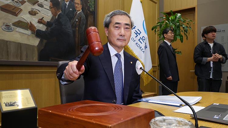 신현송 한국은행 총재가 28일 서울 중구 한국은행에서 열린 금융통화위원회 본회의에 참석해 의사봉을 두드리고 있다./사진공동취재단
