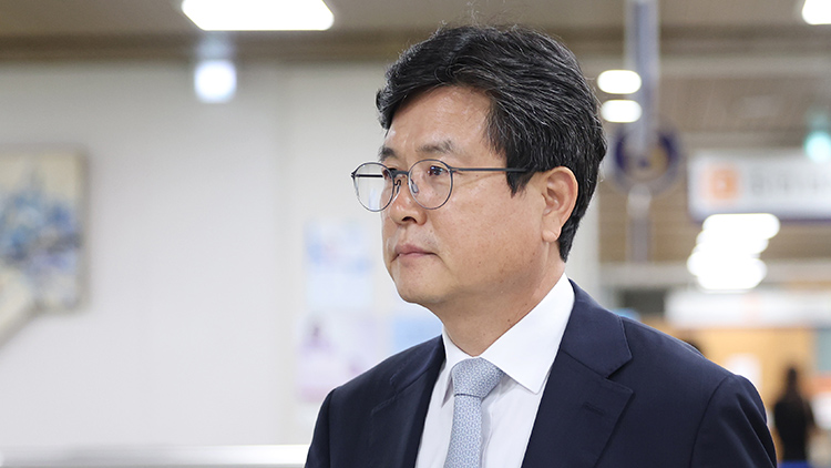 비상계엄 이후 사후 문건을 작성한 혐의로 기소된 강의구 전 대통령실 부속실장이 28일 서울 서초구 서울중앙지법에서 열린 1심 선고에 출석하기 위해 법정으로 향하고 있다. /연합뉴스
