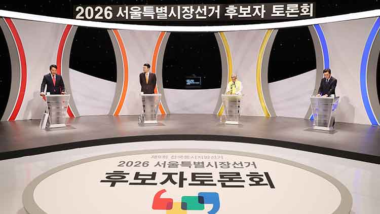 지난 28일 서울 마포구 SBS 프리즘타워에서 열린 2026 서울특별시장선거 후보자토론회에 앞서 후보들이 준비를 하고 있다. /왼쪽부터 국민의힘 오세훈 후보, 개혁신당 김정철 후보, 정의당 권영국 후보, 더불어민주당 정원오 후보. 