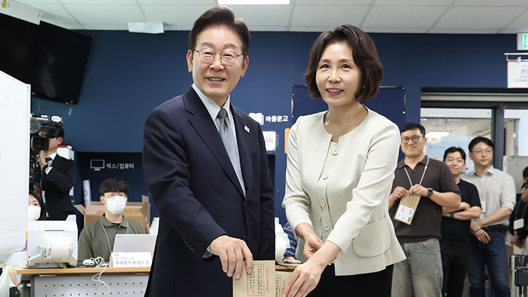 이재명 대통령과 김혜경 여사가 제9회 전국동시지방선거 사전투표 첫날인 29일 서울 종로구 삼청동 주민센터에 마련된 사전투표소에서 투표용지를 투표함에 넣고 있다. /청와대통신사진기자단