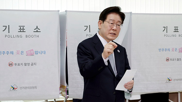 이재명 대통령이 제9회 전국동시지방선거 사전투표 첫날인 29일 서울 종로구 삼청동 주민센터에서 사전 투표 중 기표 도장 관련 문의를 하고 있다. /청와대통신사진기자단