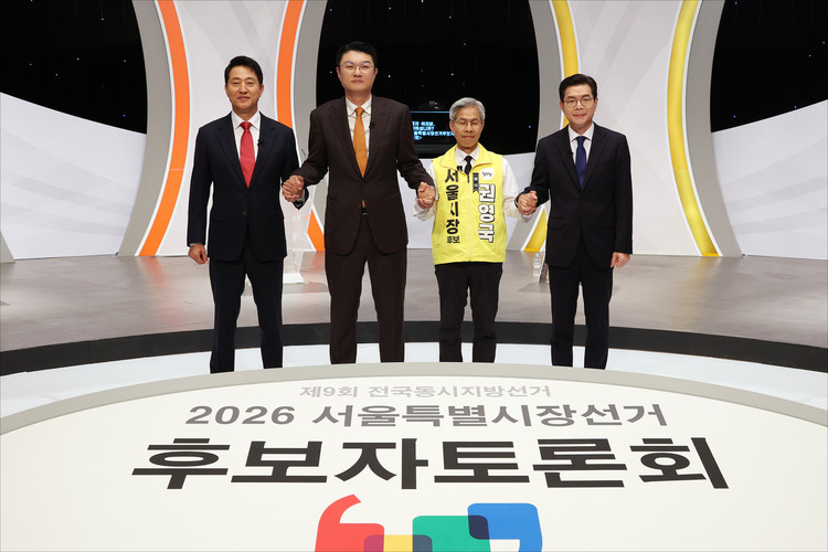지난 28일 서울 마포구 SBS 프리즘타워에서 열린 2026 서울특별시장선거 후보자토론회에 앞서 후보들이 기념촬영을 하고 있다. 왼쪽부터 국민의힘 오세훈 후보, 개혁신당 김정철 후보, 정의당 권영국 후보, 더불어민주당 정원오 후보. /공동취재 