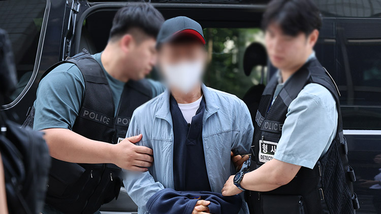 LG전자 마곡 업무단지인 사이언스파크에서 칼을 휘둘러 2명에게 중상을 입힌 혐의로 긴급 체포된 LG전자 협력업체 직원인 A씨가 29일 서울 양천구 서울남부지방법원에서 열리는 구속 전 피의자 심문(영장실질심사)에 출석하고 있다. /연합뉴스