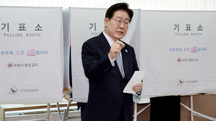 李, 투표 도중 기표소 나와 "반만 찍혀도 괜찮나"