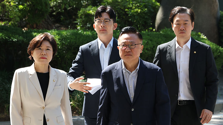 국회 행정안전위원회 소속 국민의힘 조은희, 박충권, 고동진, 박수민 의원(왼쪽부터)이 30일 서소문 고가차도 붕괴 사고 관련 경찰의 서울시청　압수수색에 대해 선거개입을 주장하며 서울경찰청을 항의 방문하고 있다. /연합뉴스