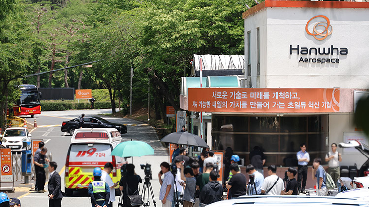 1일 오전 대전 유성구 외삼동 한화에어로스페이스 대전사업장에서 폭발 사고가 나 정문 앞이 통제 중인 가운데, 구급차 한 대가 정문 안으로 진입하고 있다. /연합뉴스