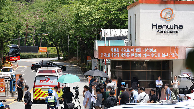 1일 오전 대전 유성구 외삼동 한화에어로스페이스 대전사업장에서 폭발 사고가 나 정문 앞이 통제 중인 가운데, 구급차 한 대가 정문 안으로 진입하고 있다. /연합뉴스