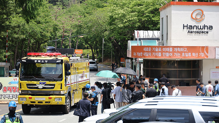 1일 오전 대전 유성구 외삼동 한화에어로스페이스 대전사업장에서 폭발 사고가 나 정문 앞이 통제 중인 가운데, 소방차 한 대가 정문 밖으로 나가고 있다. /연합뉴스