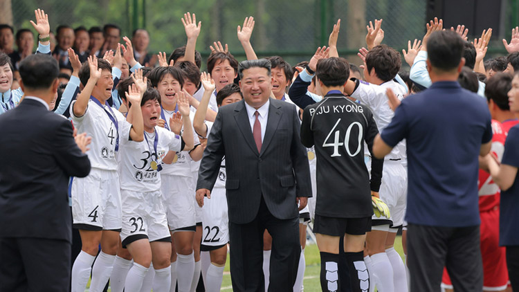 김정은 북한 국무위원장이 1일 평양에서 AFC 여자 챔피언스리그 우승팀인 내고향축구단 선수·감독들을 만나 격려하고 있다./조선중앙통신