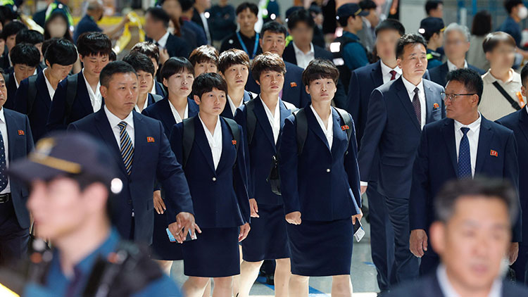 2025-2026시즌 아시아축구연맹(AFC) 여자 챔피언스리그 결승전에서 승리한 내고향여자축구단 선수들이 24일 인천국제공항을 통해 출국하고 있다. /공동취재