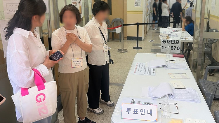 6·3 지방선거 본투표일인 3일 서울 송파구 잠실 한 투표소에서 투표용지 부족으로 유권자들이 대기하고 있다. /연합뉴스