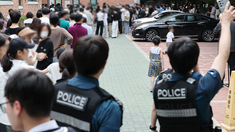 6·3 지방선거 본투표일인 3일 서울 송파구 잠실2동 6투표소에서 투표용지 부족으로 유권자들이 대기하는 등 혼란이 빚어지고 있다. /연합뉴스