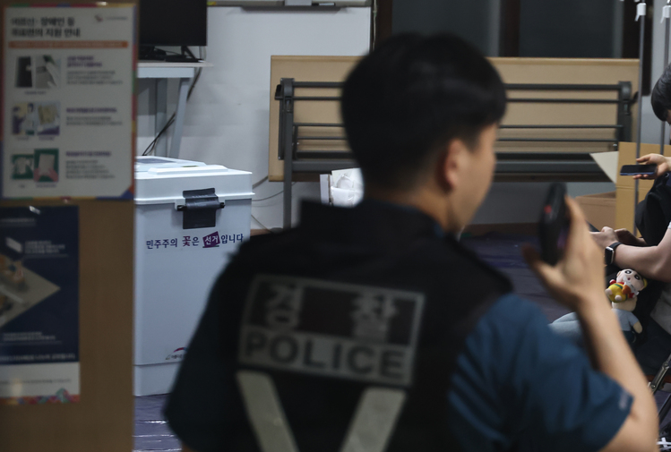 6·3 지방선거 본투표일인 3일 투표용지 부족으로 오후 10시 투표를 마친 서울 송파구 잠실7동 제2투표소에서 투표함 반출이 지연되고 있다. /연합뉴스