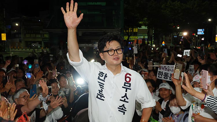무소속 한동훈 부산 북갑 국회의원 보궐선거 후보가 4일 부산 북구 선거사무소에서 당선이 확정된 후 지지자에게 인사하고 있다./연합뉴스