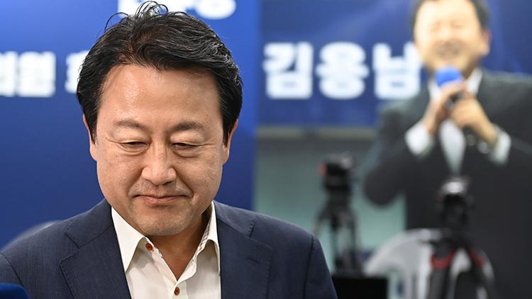 경기 평택을 국회의원 재선거에 출마한 더불어민주당 김용남 후보가 4일 평택시 선거사무소에서 낙선 인사를 하고 있다. /공동취재